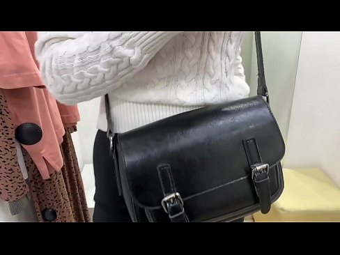❤️ Ëffentlech Masturbatioun vu jonke Bitch FeralBerry mat engem Dildo am Fittingsraum Sex bei eis ﹏